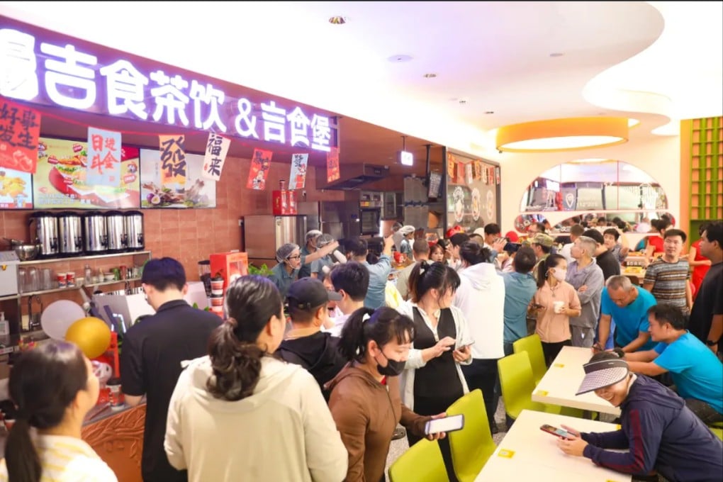A packed fast-food restaurant at the Sansha City Commercial Centre as it opens for business on Thursday. Photo: QQ.com