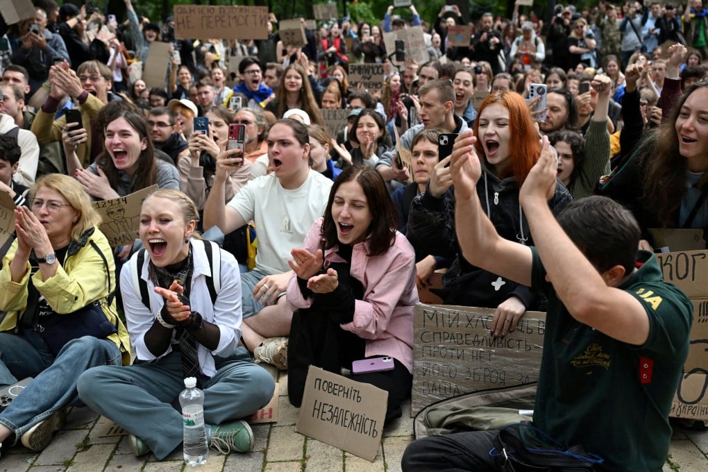 Participants at a rally react after Ukrainian lawmakers vote to reinstate the independence of anti-corruption bodies on July 31. Photo: Reuters