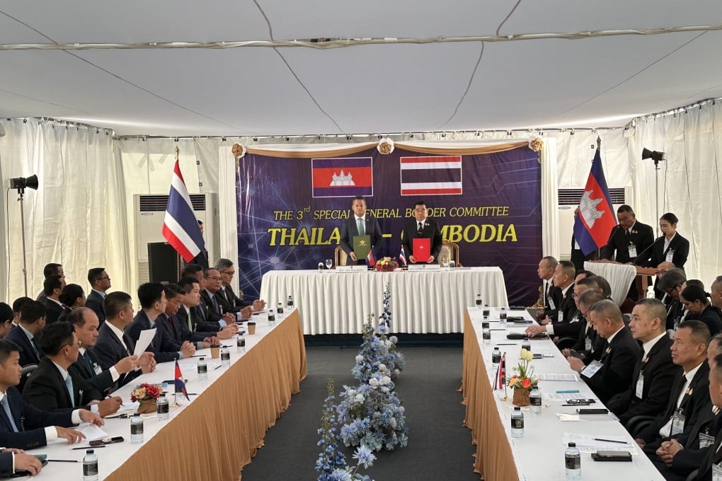 Thai and Cambodian officials sign a ceasefire agreement at a border checkpoint in Chanthaburi province, Thailand, on Sunday. Photo: Xinhua