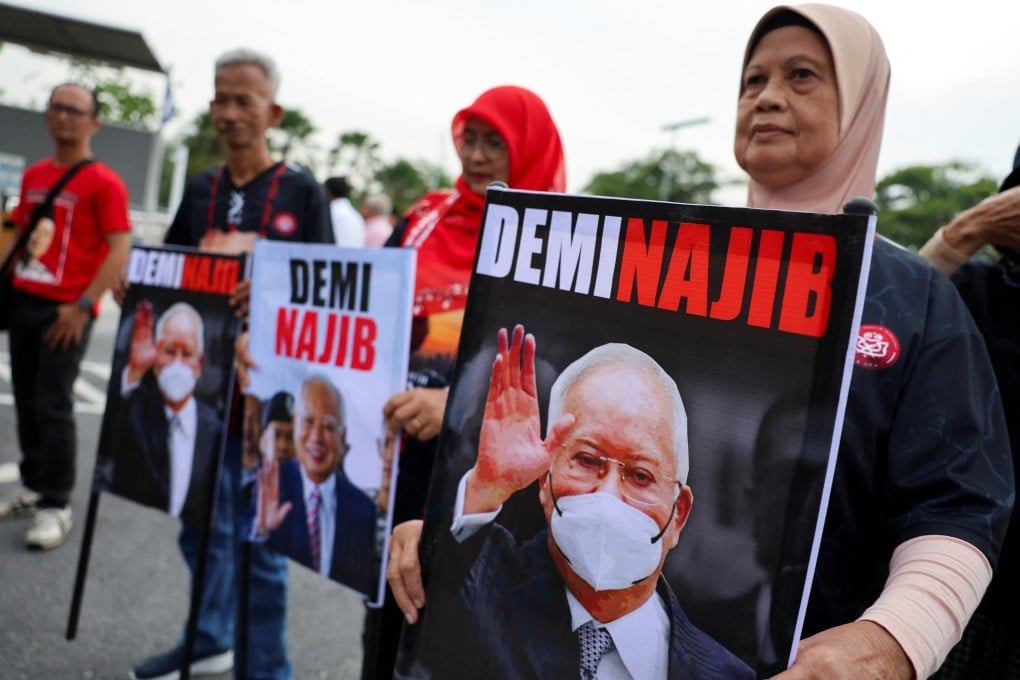 Supporters of former Malaysian prime minister Najib Razak gather outside the Palace of Justice in Putrajaya on December 26, ahead of a High Court verdict in his 1MDB-linked corruption and money laundering case. Photo: Reuters