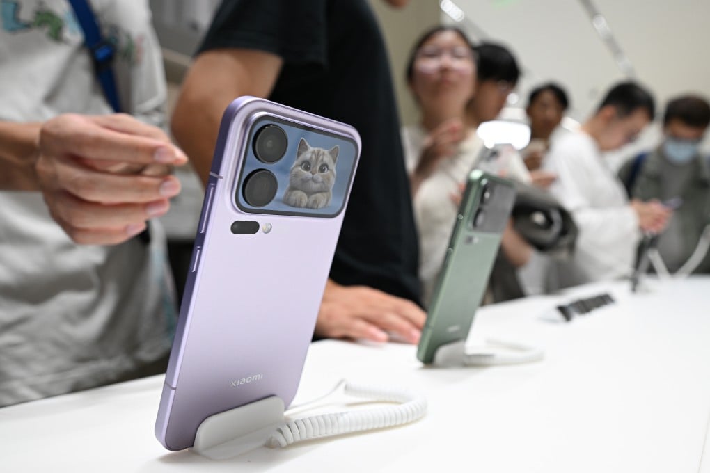 Customers try Xiaomi 17 series smartphones at a Xiaomi store in Nanjing, in eastern China’s Jiangsu province, on September 27, 2025. Photo: VCG via Getty Images