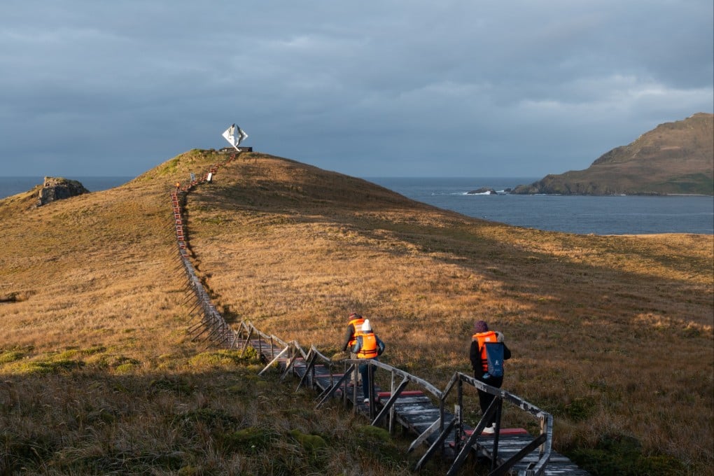 Expedition crew members walk in Chile’s Cape Horn National Park, one of the southernmost points of South America. A five-day expedition there presents spectacular nature – and danger. Photo: dpa-tmn