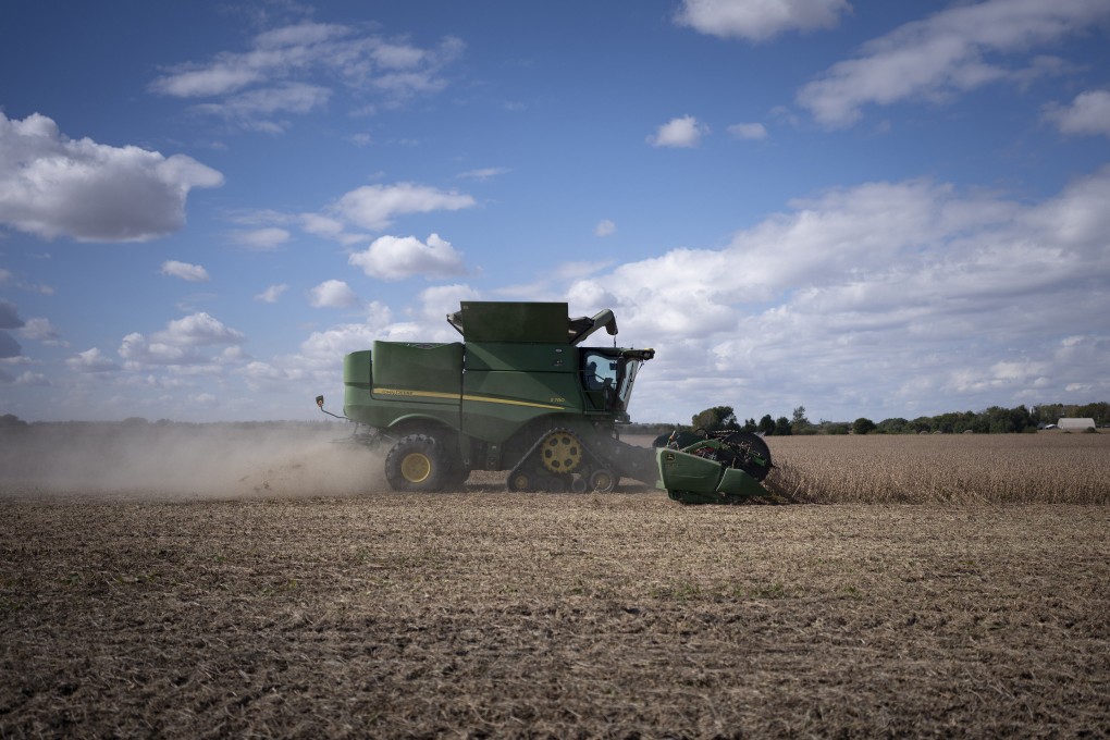 A combine harvests a soybean field in Tracy, Minnesota, in October. Photo: TNS