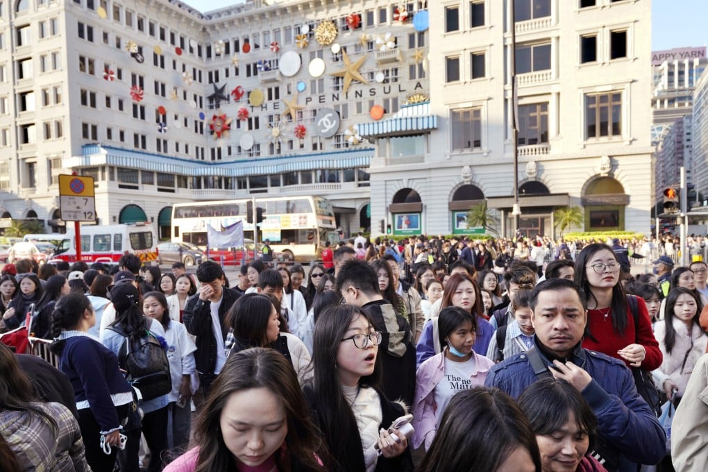 People pack Salisbury Road outside The Peninsula hotel in Tsim Sha Tsui. Photo: Karma Lo