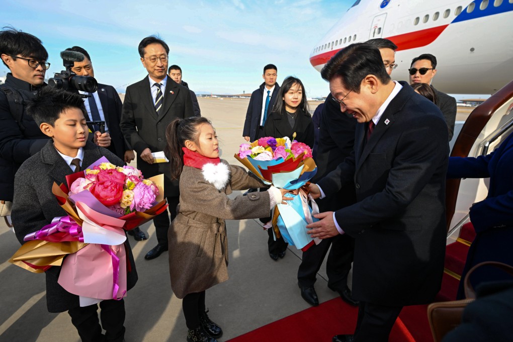 Children greet South Korean President Lee Jae-myung upon his arrival in Beijing on January 4. Photo: Xinhua