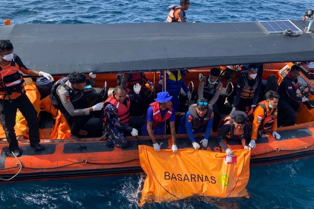 Indonesian rescuers on Sunday recover a body believed to be one of the victims of a tourist boat that sank on December 26.  Photo: Basarnas / AP