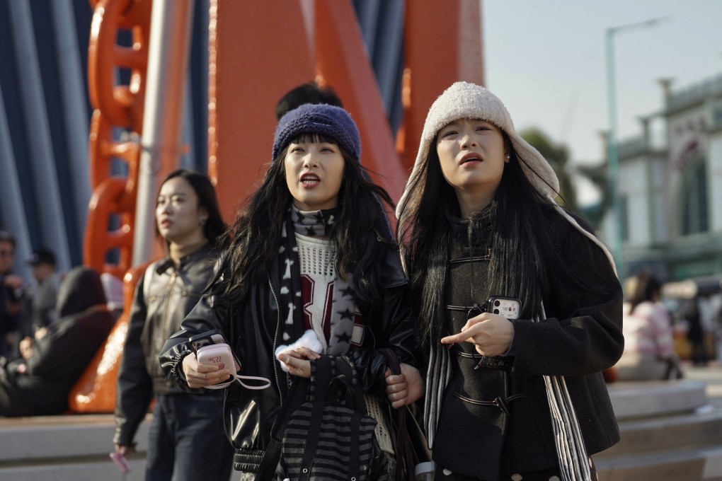 Pedestrians bundle up against the cold in Central. Photo: Karma Lo
