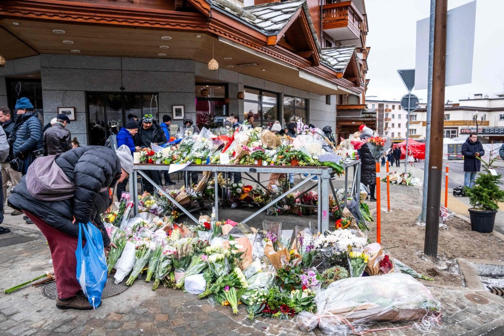 Mourners lay flowers and candles on January 2 near Le Constellation bar, where a New Year’s fire broke out in Crans-Montana, Switzerland. Photo: AFP