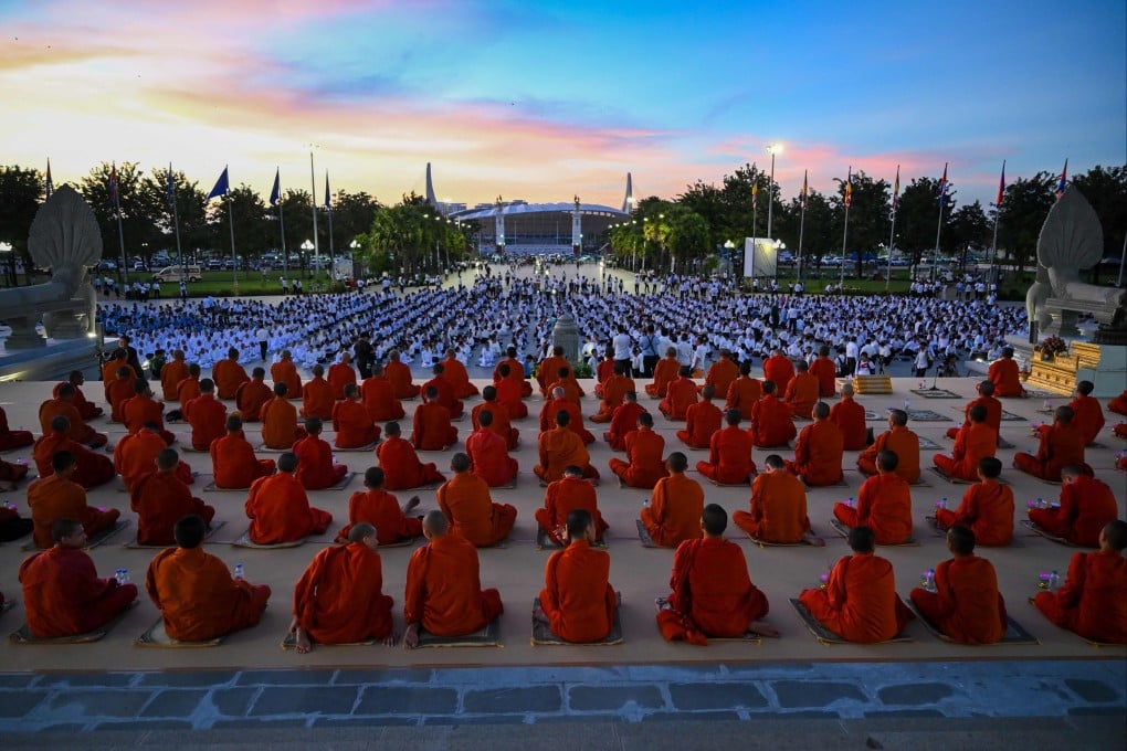 Cambodian Buddhist monks and other participants attend a prayer for peace at Win-Win memorial in Phnom Penh on December 29. Photo: AFP