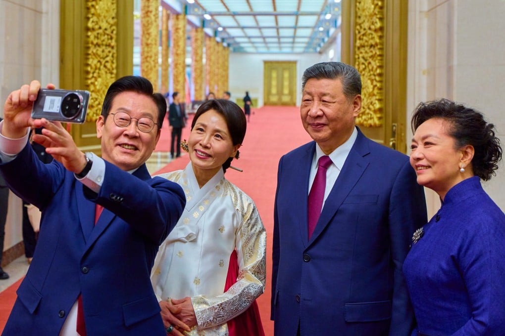 (L-R) South Korean President Lee Jae Myung and his wife, Kim Hea Kyung take a selfie with Chinese President Xi Jinping and his wife, Peng Liyuan, by using a Xiaomi smartphone following a state dinner in Beijing on Monday. Photo: EPA/Yonhap/South Korea Out