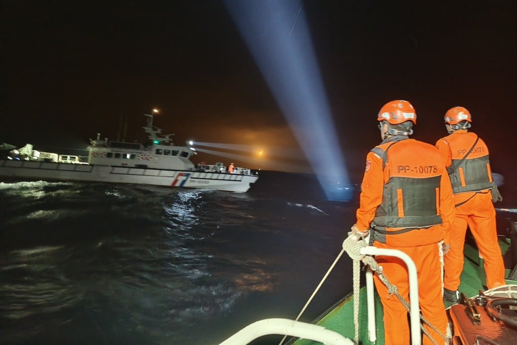 Cold weather and high waves have complicated the search for a missing Taiwanese airforce pilot who reportedly parachuted out of an F-16V fighter jet on Tuesday evening. Photo: CNA