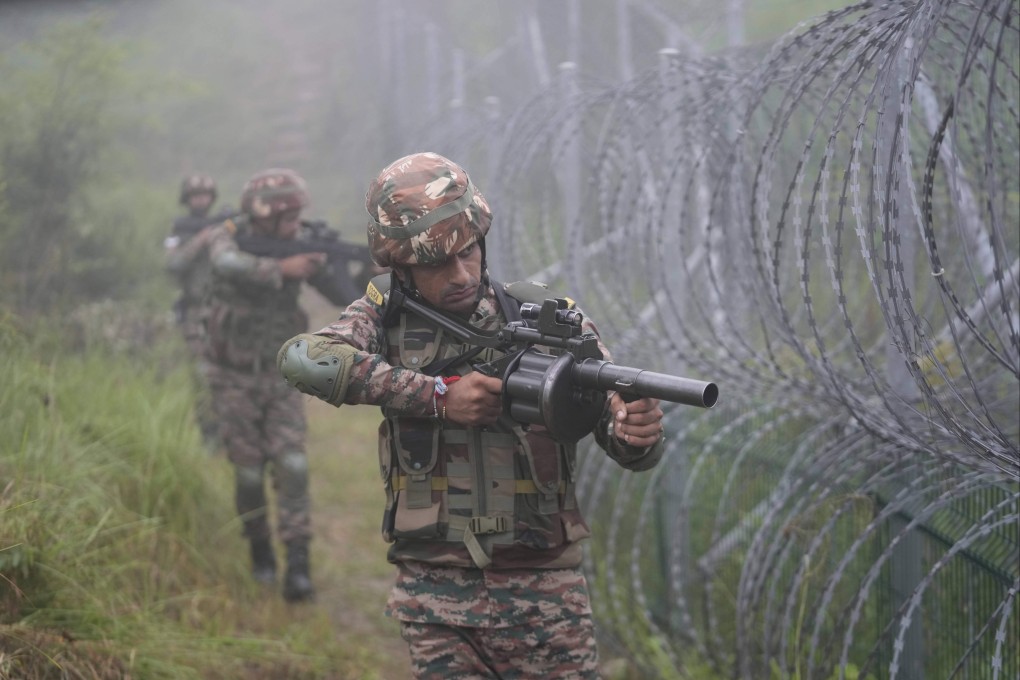 Indian soldiers take part in a military drill during a media tour ahead of India’s Independence Day, near the Line of Control that divides India and Pakistan at Sunderbani, Jammu and Kashmir, India, on August 12, 2025. Photo: AP
