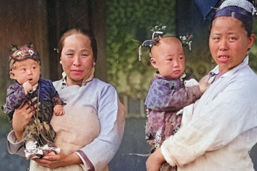 We explain China’s Manchu ethnic group’s tradition of hanging a wooden bow and arrow to signify a boy’s birth and a red cloth strip for a girl’s. Photo: Sohu