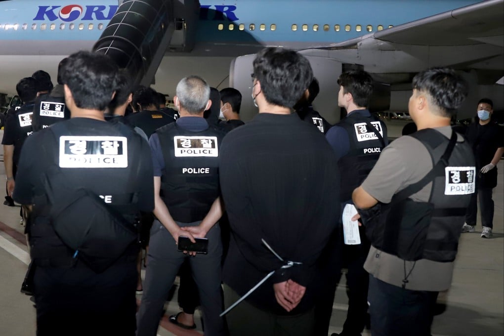 South Korean police escort detainees at Techo International Airport in Phnom Penh on October 18, 2025, after a joint Cambodian–South Korean operation targeting scam networks linked to the trafficking of foreign nationals. Photo: EPA