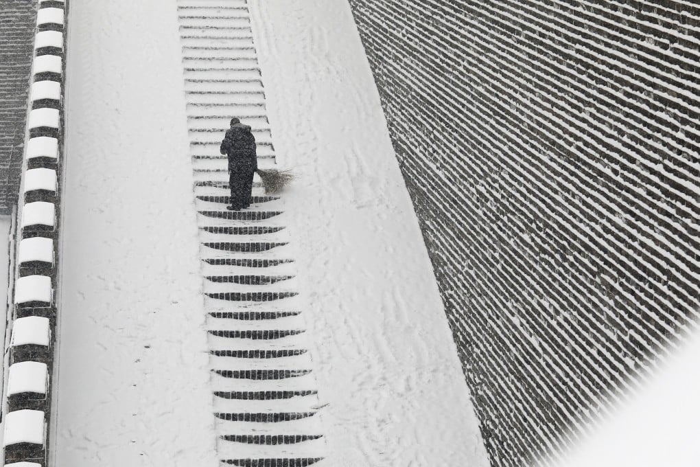 A worker sweeps snow in the town of Zhengding in north China’s Hebei province on January 5, 2020. Photo: Xinhua