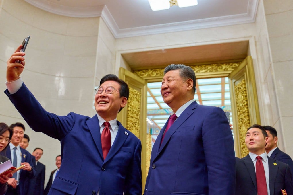 South Korean President Lee Jae Myung takes a selfie with Chinese leader Xi Jinping after a dinner at the Great Hall of the People in Beijing on January 5. Photo: AFP