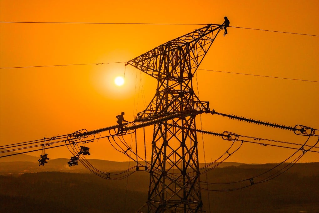 A drone photo taken on December 16, 2025 shows workers on a power transmission line in east China’s Anhui Province. Photo: Xinhua