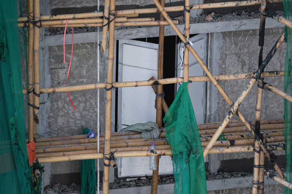 The use of substandard, non-fire-retardant scaffold nets and flammable foam boards to seal windows were suspected of contributing to the rapid spread of the Wang Fuk Court fire. Photo: Eugene Lee