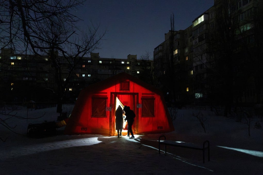 People enter a tent provided by emergency services for Kyiv residents whose homes have been left without heating during sub-zero temperatures. Photo: Reuters