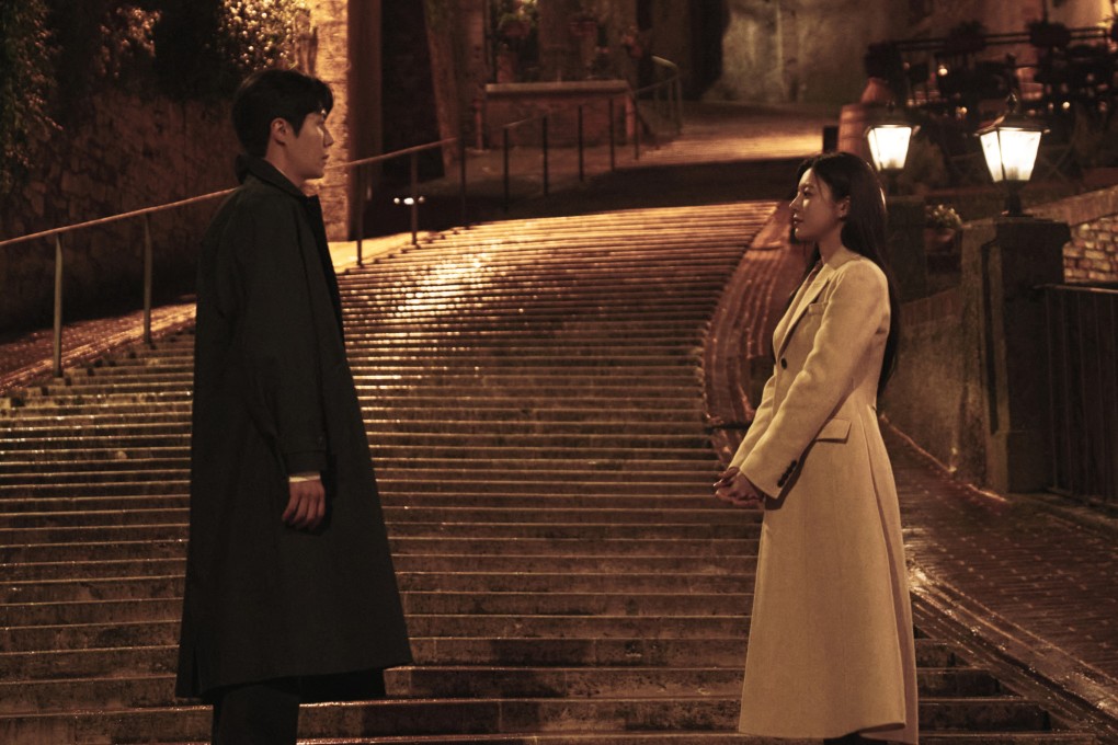 Kim Seon-ho (left) as Joo Ho-jin and Go Youn-jung as Cha Mu-hee in a still from “Can This Love Be Translated?” Photo: No Ju-han/Netflix