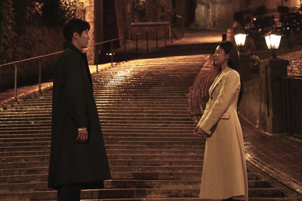 Kim Seon-ho (left) as Joo Ho-jin and Go Youn-jung as Cha Mu-hee in a still from “Can This Love Be Translated?” Photo: No Ju-han/Netflix