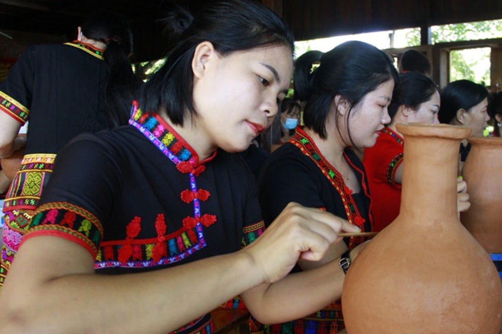 The Li ethnic group in China boasts a 6,000-year-old pottery tradition which is passed down exclusively among women, with men historically banned from observing the process. Photo: ccmapp.cn