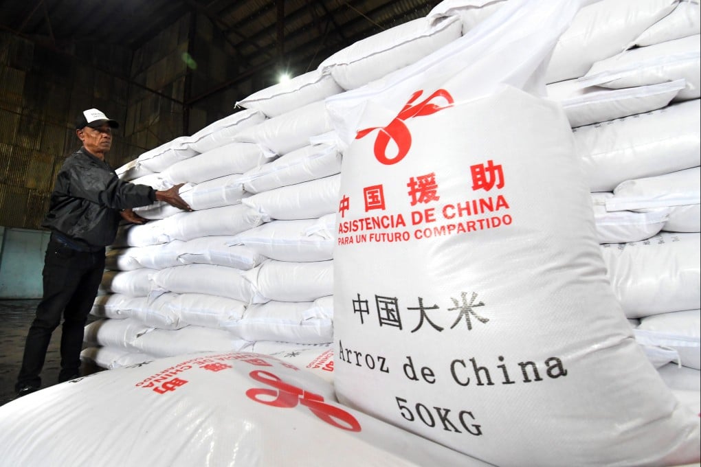 Workers in Havana, Cuba stack donated rice that arrived from China on Monday. Photo: Xinhua
