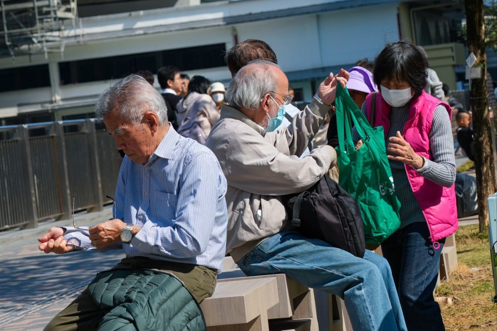 Senior Hongkongers enjoy a sunny day in North Point on January 15, 2026. Photo: Jelly Tse