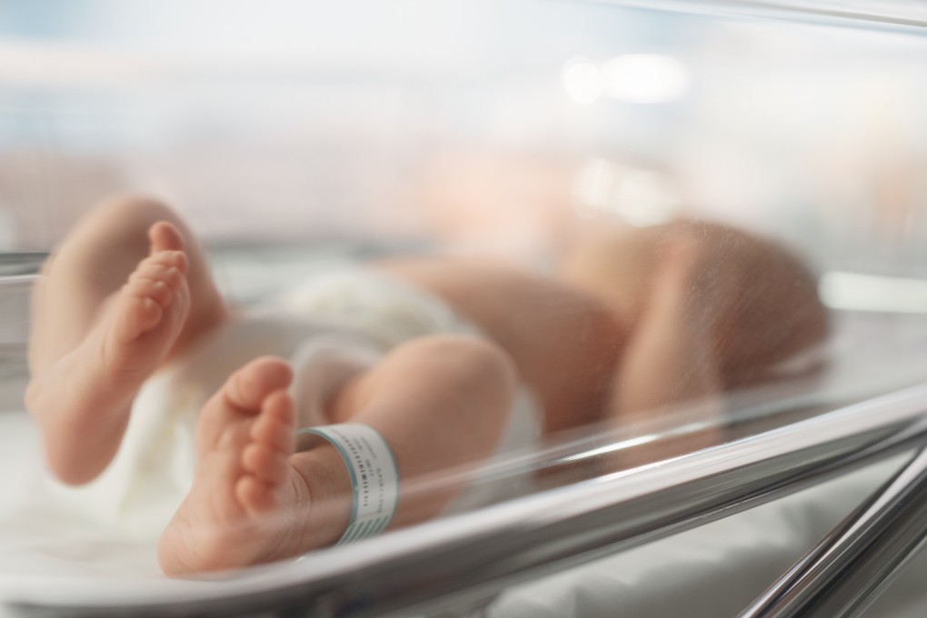 A newborn baby lies in a hospital bassinet. Photo: Shutterstock