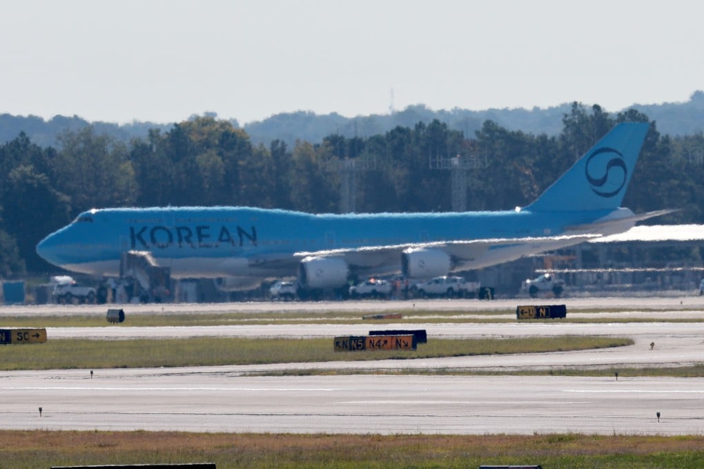Passengers will no longer be allowed to charge their electronic devices using portable batteries while flying with Korean Air, Asiana Airlines, Jin Air, Air Busan and Air Seoul. Photo: Yonhap News