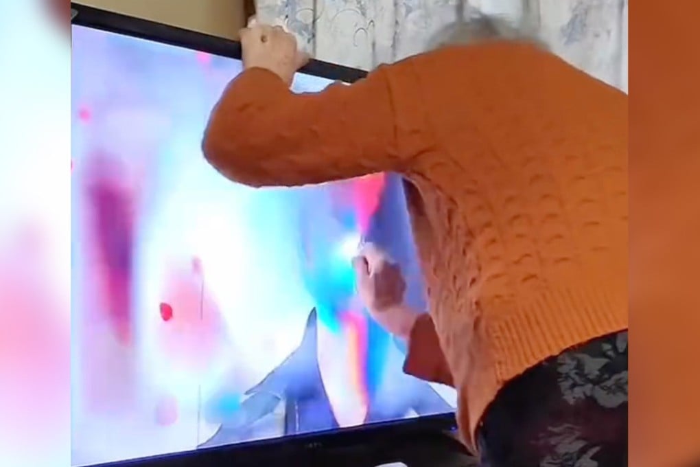 A 91-year-old grandmother loves watching TV dramas so much that she becomes angry and even hits the TV screen when her favourite characters are wronged. Photo: Douyin