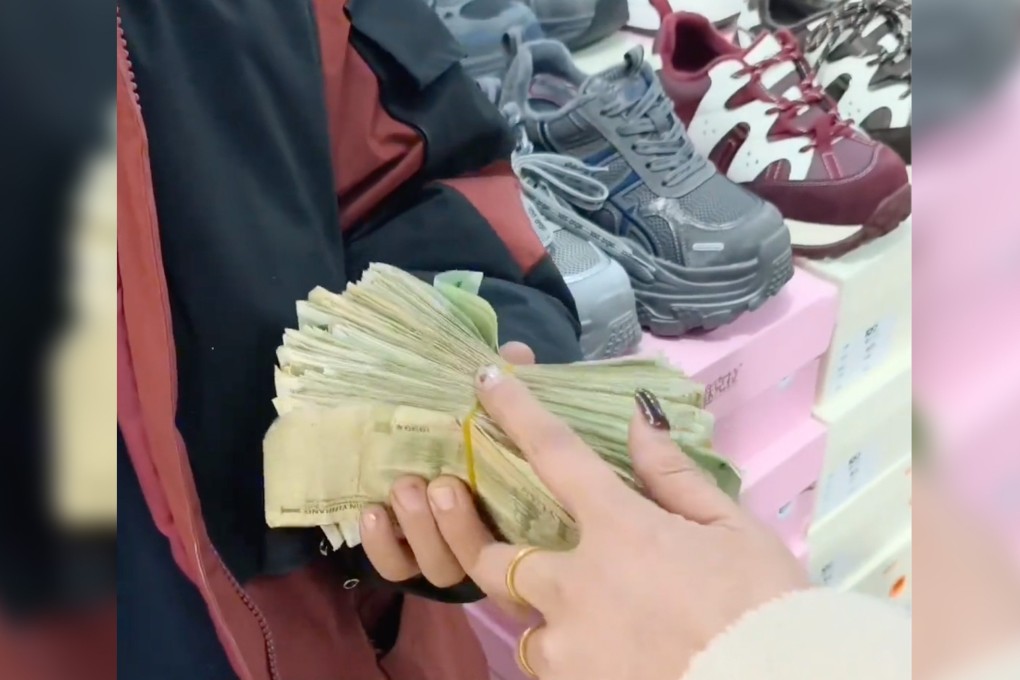 An 11-year-old boy saved for six months and took a stack of one-yuan banknotes, totalling around 200 yuan, to a shoe shop to buy a birthday gift for his mother. Photo: Douyin