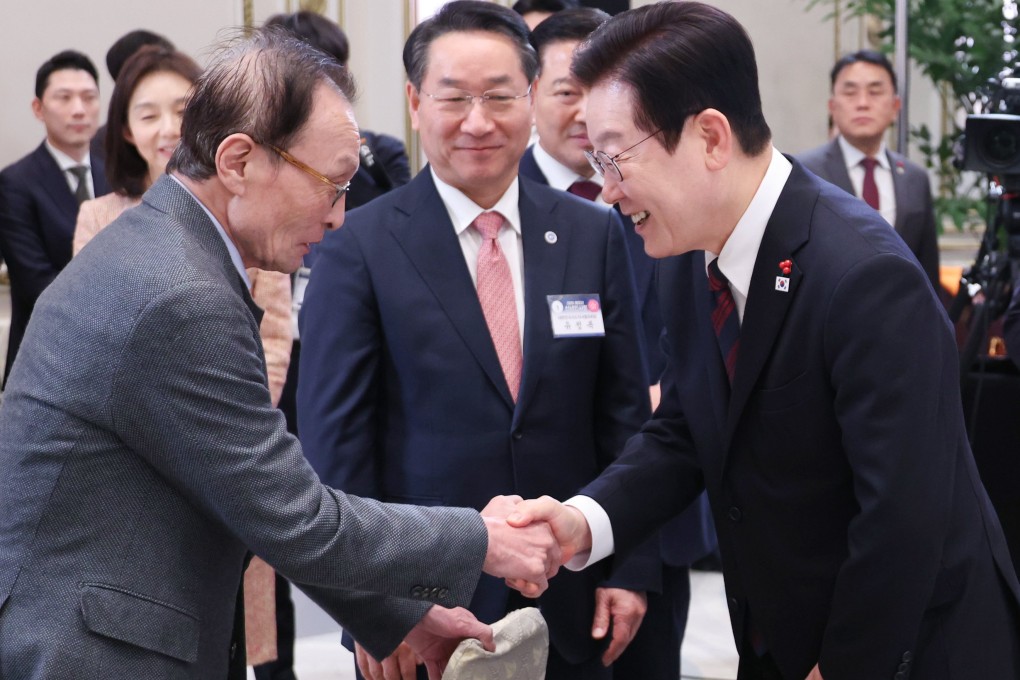 Former South Korean prime minister Lee Hae-chan (left) shakes hands with President Lee Jae Myung during a New Year’s meeting at the presidential office in Seoul on January 2. Photo: Yonhap/EPA
