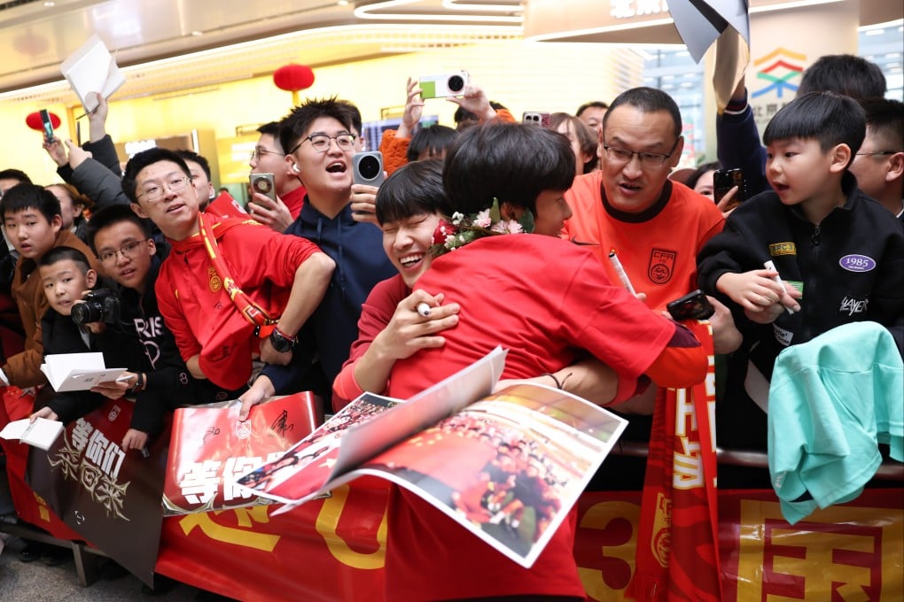 Kuai Jiwen (front) of the Chinese under-23 men’s football team hugging fans at Beijing Daxing International Airport on Tuesday. Photo: Xinhua