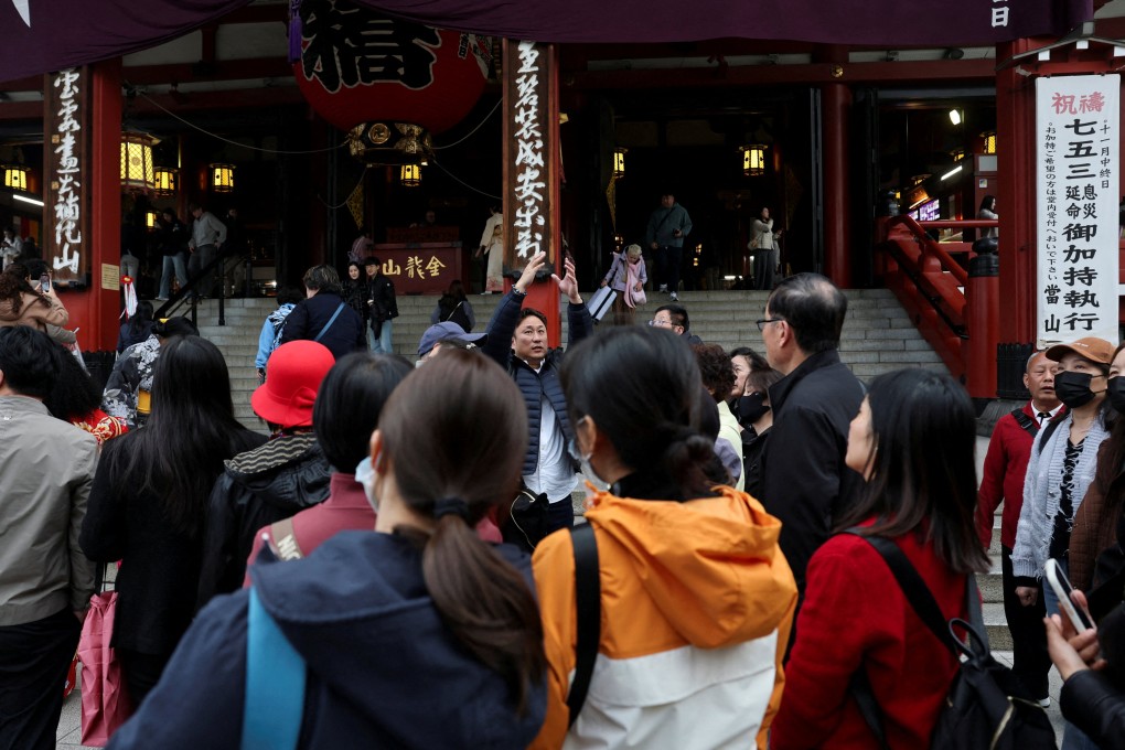 A Chinese tourist group is led by a tour guide in Asakusa, a popular sightseeing spot in Tokyo, Japan, in November 2025. Photo: Reuters