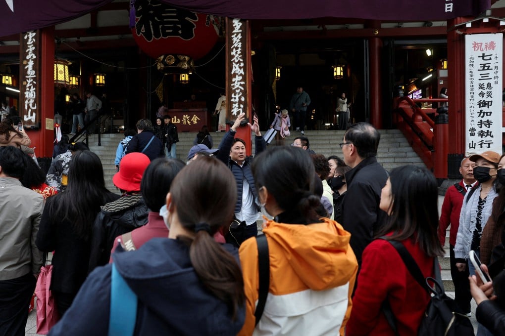 A Chinese tourist group is led by a tour guide in Asakusa, a popular sightseeing spot in Tokyo, Japan, in November 2025. Photo: Reuters