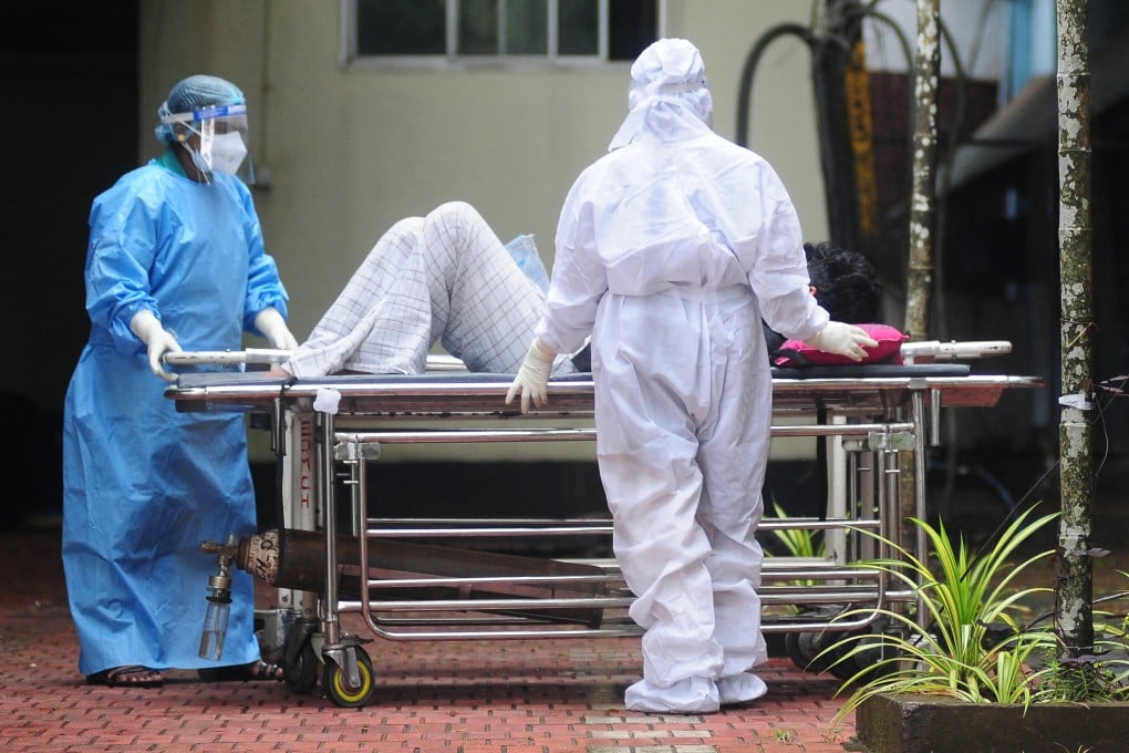 Health workers wear protective gear as they move a patient with symptoms of Nipah virus to an isolation ward in Kozhikode, Kerala, India, on September 16, 2023. India has seen a small outbreak of the virus in the state of West Bengal in recent weeks. Photo: AFP