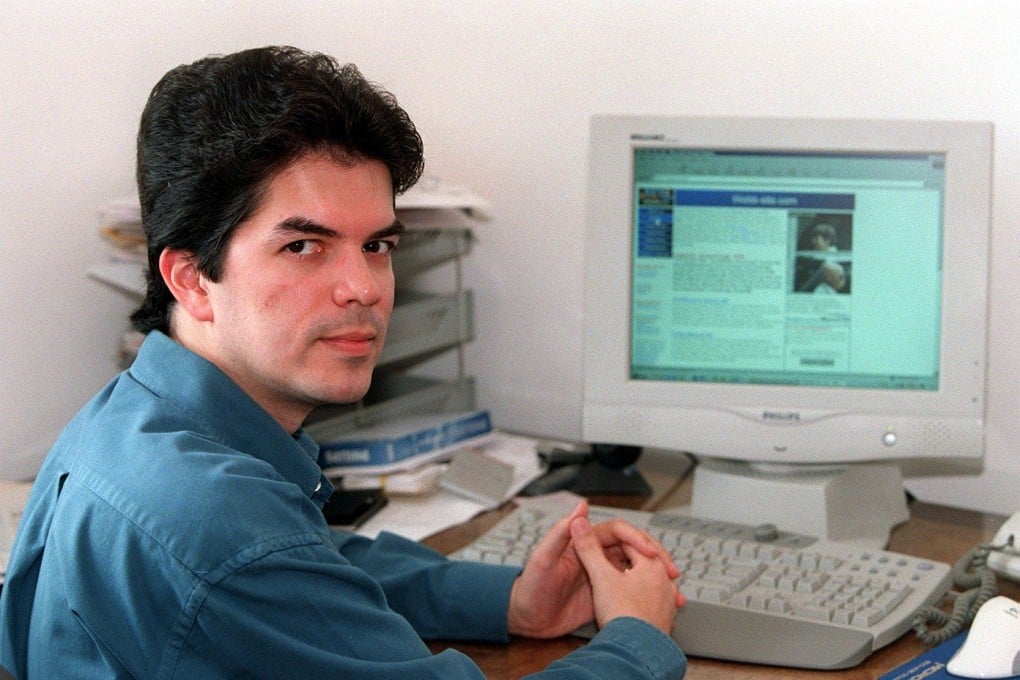 David Webb with his website displayed on his computer, photographed at his Shiu Fai Terrace home in 2000. Photo: SCMP