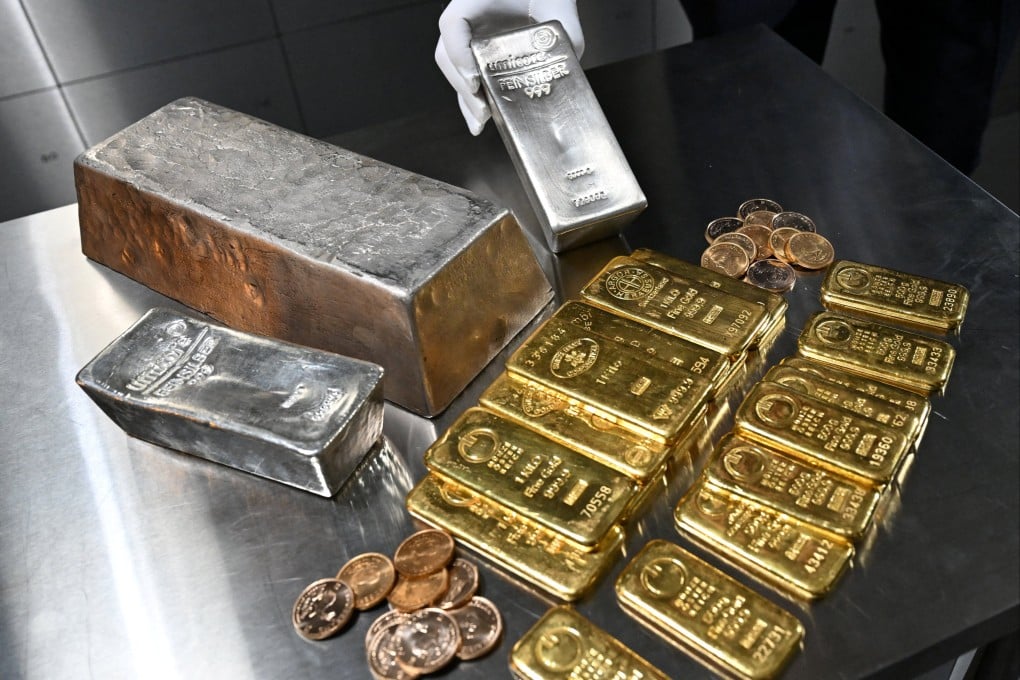 An employee shows bars of silver and gold in a safe deposit room in Munich, Germany, on January 28, 2026. Photo: Reuters