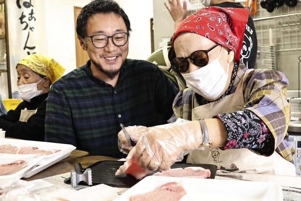 Ukiha no Takara president and CEO Mitsuru Okuma (left) watches Masako Taniguchi make pork cutlets at Grandma’s Tearoom in Fukuoka on November 13, 2025. Photo: Kyodo