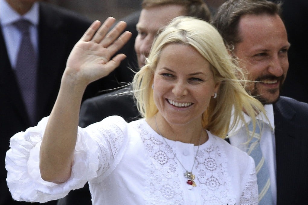 Norwegian Crown Pricess Mette-Marit waves to the waiting crowd in Stralsund, Germany, in June 2010.  Photo: AP