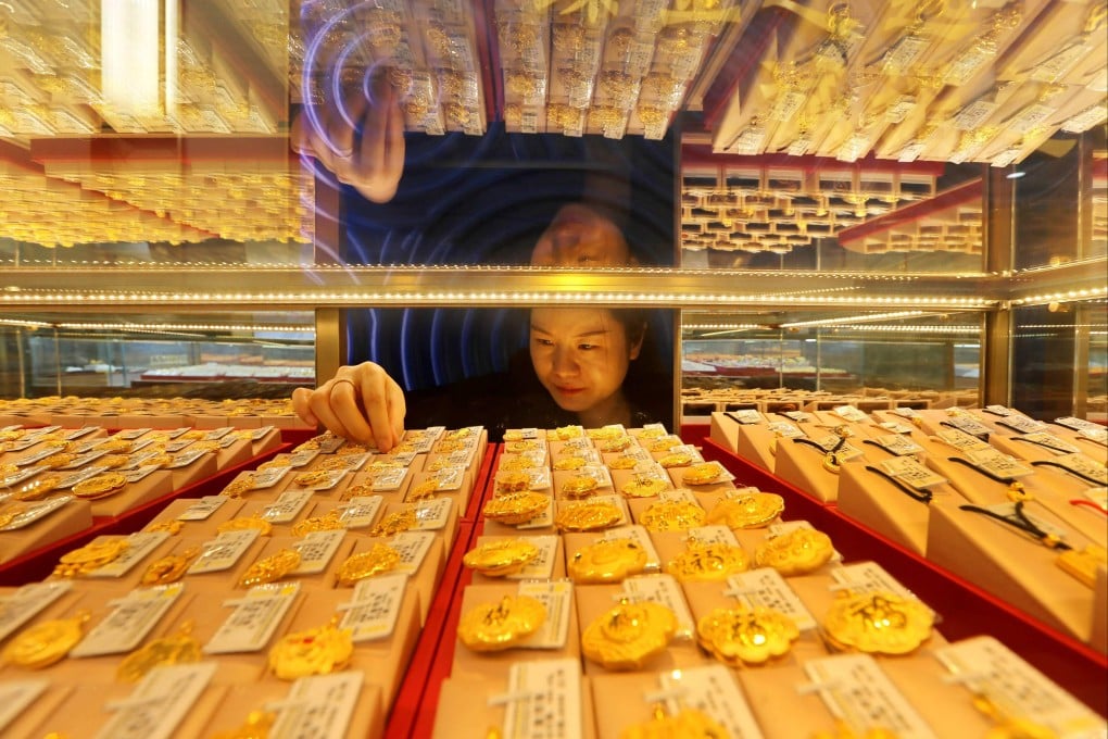 A saleswoman adjusts gold jewellery for sale at a shop in Lianyungang, in China’s eastern Jiangsu province, on December 24, 2025. Photo: AFP