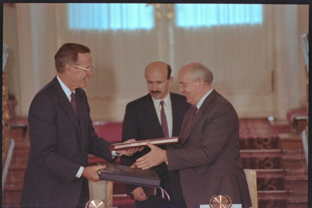 US president George Bush and Soviet president Mikhail Gorbachev exchange documents after signing the START arms reduction treaty on July 31, 1991. Photo: Reuters