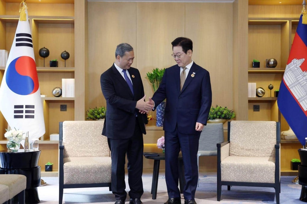 South Korean President Lee Jae Myung and Cambodian Prime Minister Hun Manet shake hands during a summit in Kuala Lumpur on October 25, 2025. Photo: Korea Times