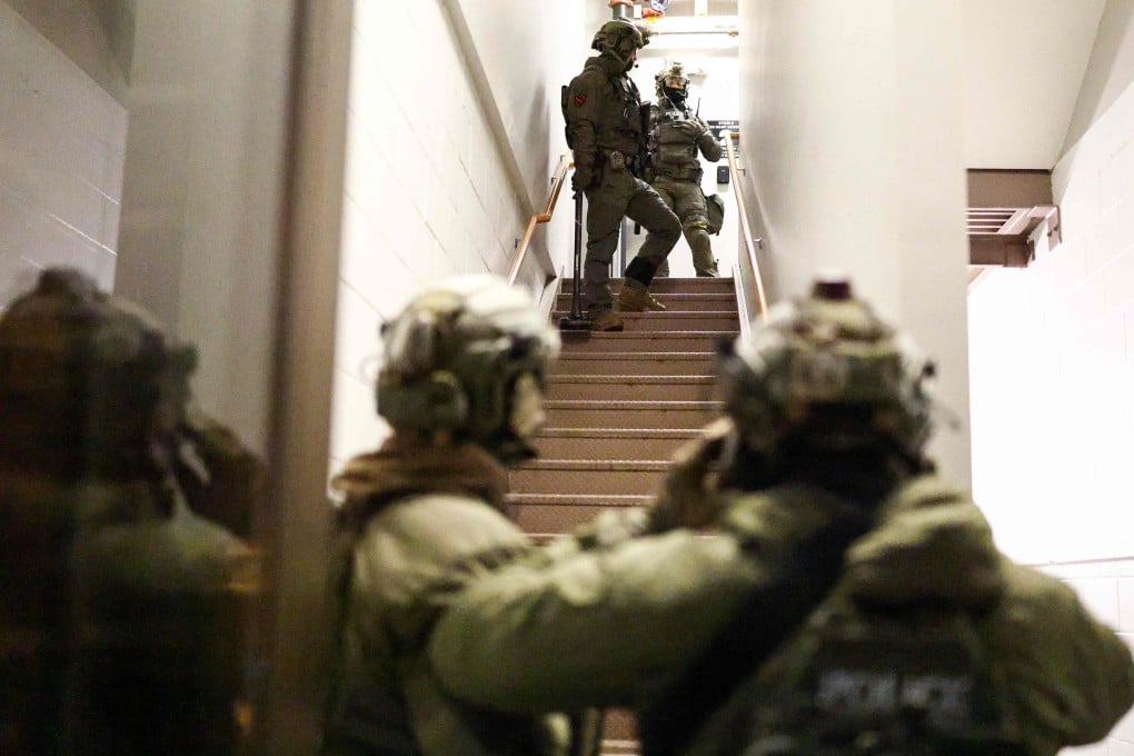 US federal agents enter a residential building in Minneapolis, Minnesota, on Thursday. Photo: AFP