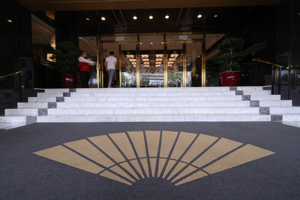 The five men and three women developed diarrhoea, abdominal pain, vomiting and fever after dining at the Clipper Lounge at the Mandarin Oriental. Photo: Nora Tam