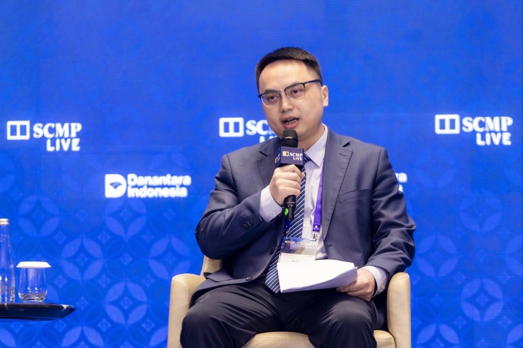 Ху Хан, генеральный директор Fosun Health Group, выступает на конференции Китай: Юго-Восточная Азия 2026 во вторник. Фото: SCMP