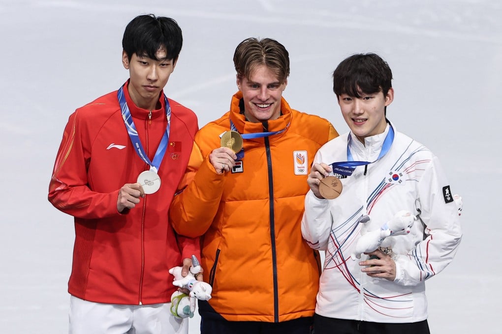 China’s Sun Long (left) holds his silver medal alongside champion Jens Van’t Wout and bronze medallist Rim Jong-un. Photo: Reuters