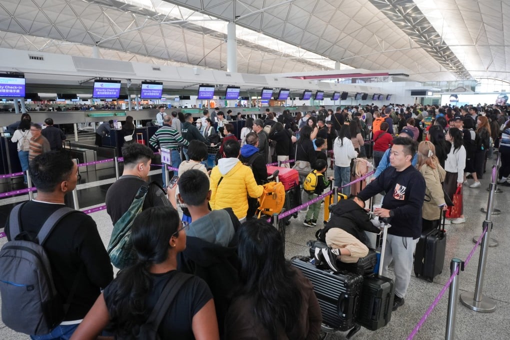 Travellers wait in long queues to check in at Hong Kong International Airport. Photo: Elson Li
