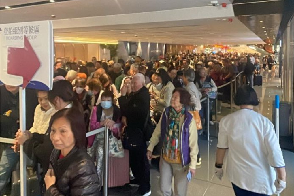 Hundreds of passengers queue at Ocean Terminal waiting to board the ship. Photo: Facebook/Longman Lo